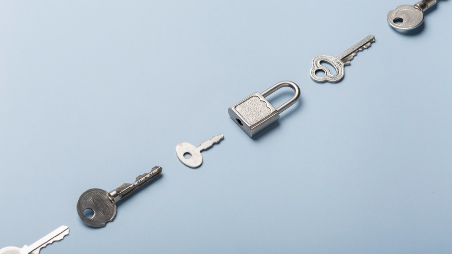 SKG-gecertificeerd hangslot met bijpassende sleutels op blauwe achtergrond