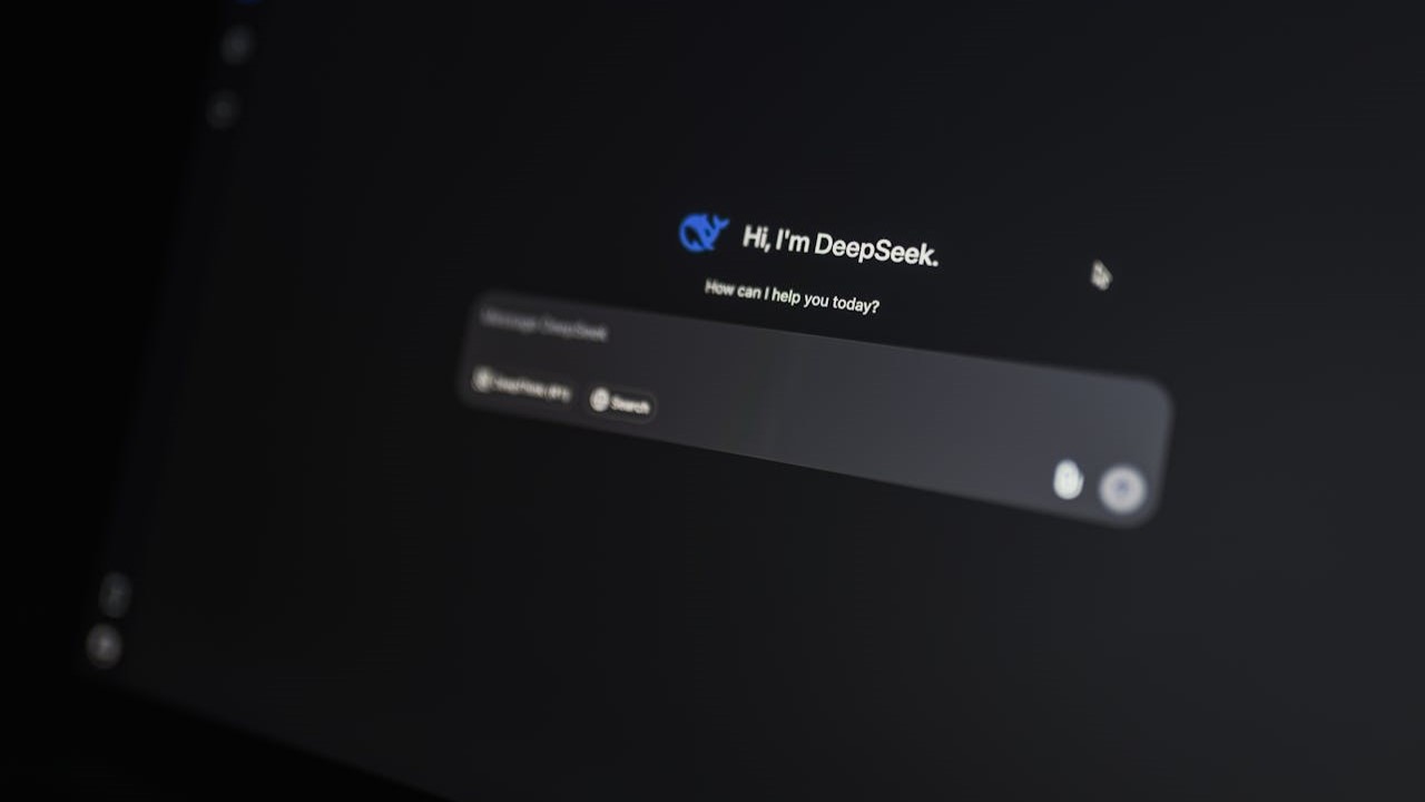 Donker scherm met AI-interface waarop staat "Hi, I'm DeepSeek" met een zichtbaar promptveld voor invoer
