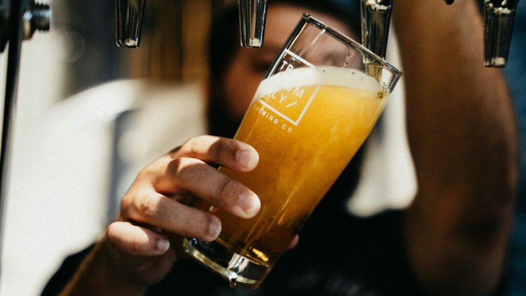 Dubbel en tripel bier dat vers wordt getapt in een glas met goudkleur en stevige schuimkraag