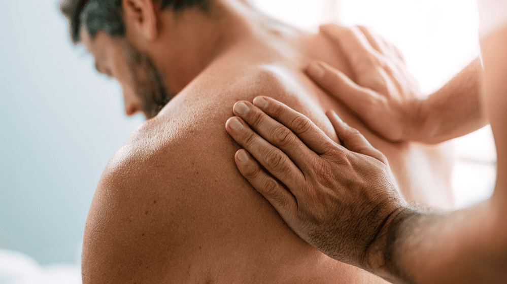 fysiotherapeut voert een sportmassage uit voor spiertonus