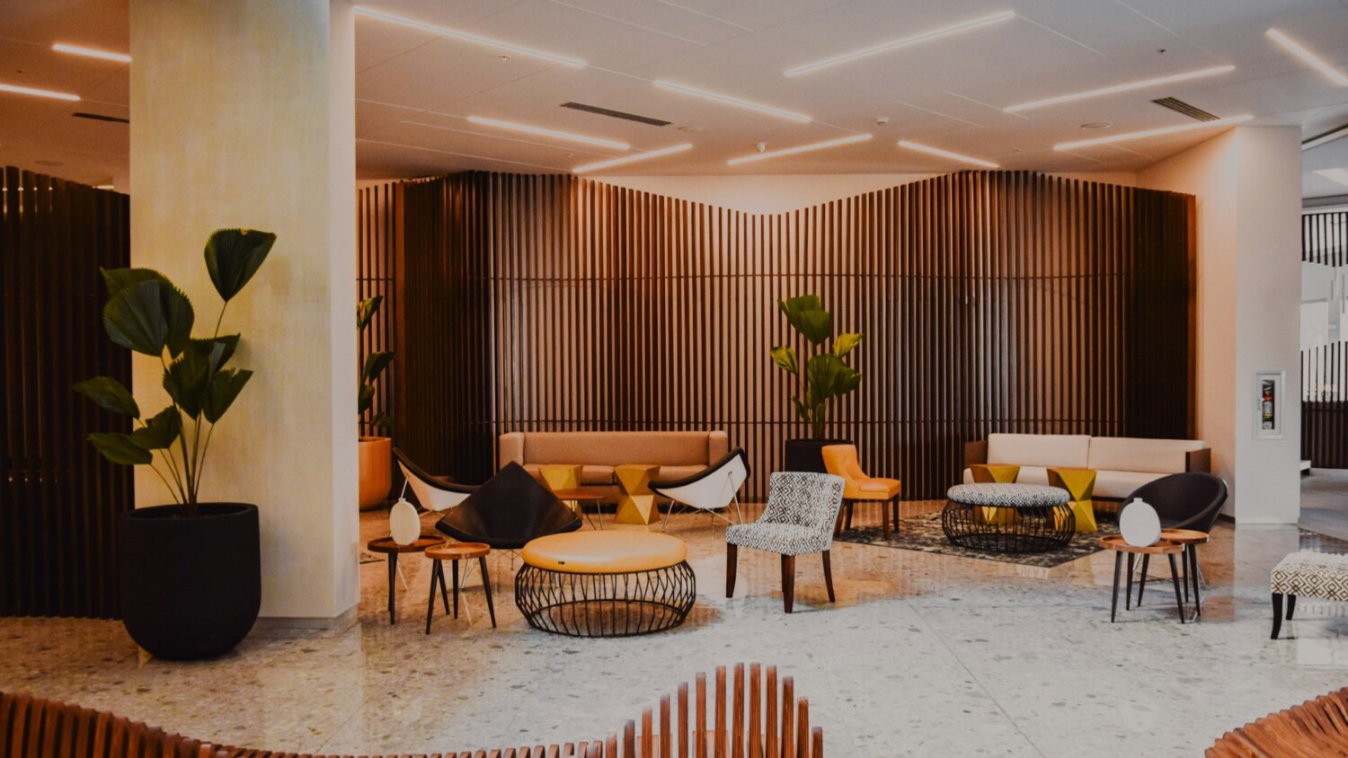Moderne hotellobby met stijlvolle inrichting, perfect passend bij een halfpension verblijf