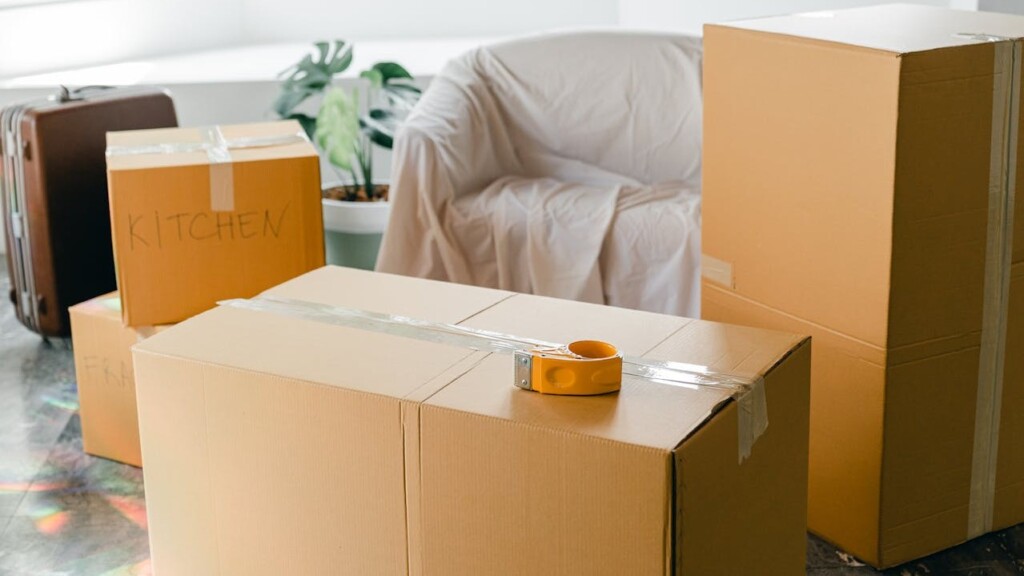 Ingepakte verhuisdozen met tape en label in woonkamer tijdens verhuizing met verhuisgarantie