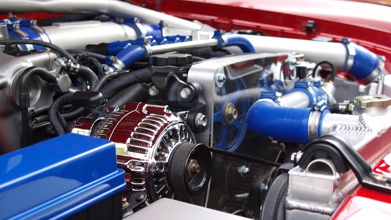 Detail van een moderne motorruimte met zicht op kabels, sensoren en componenten die door de ECU worden aangestuurd