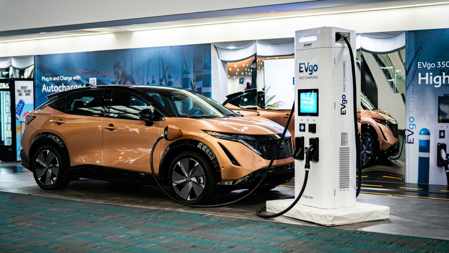Elektrische auto laadt op via een OCPP-ondersteunde snellader in een openbaar laadstation