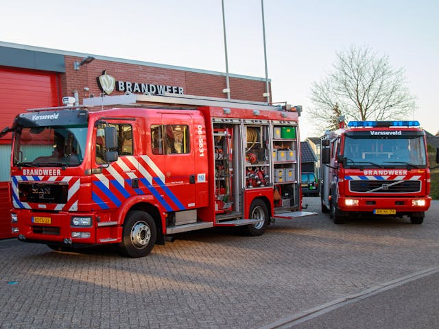 twee brandweerwagens voor een brandweerkazerne