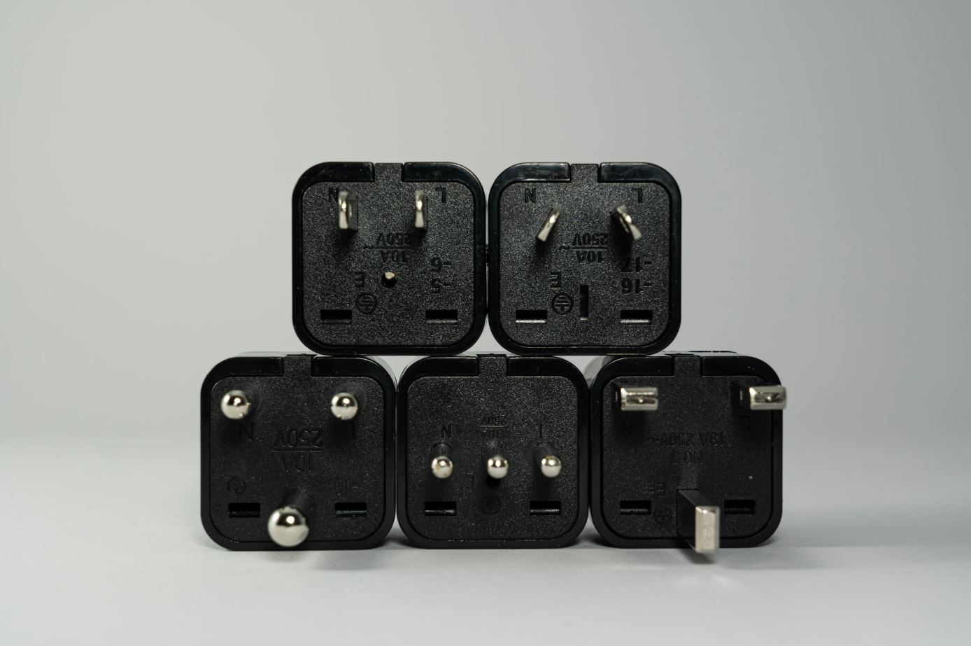 Vijf wereldstekkers met verschillende pinconfiguraties voor internationale elektriciteitsaansluitingen