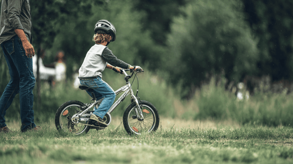 Een kind dat leert fietsen
